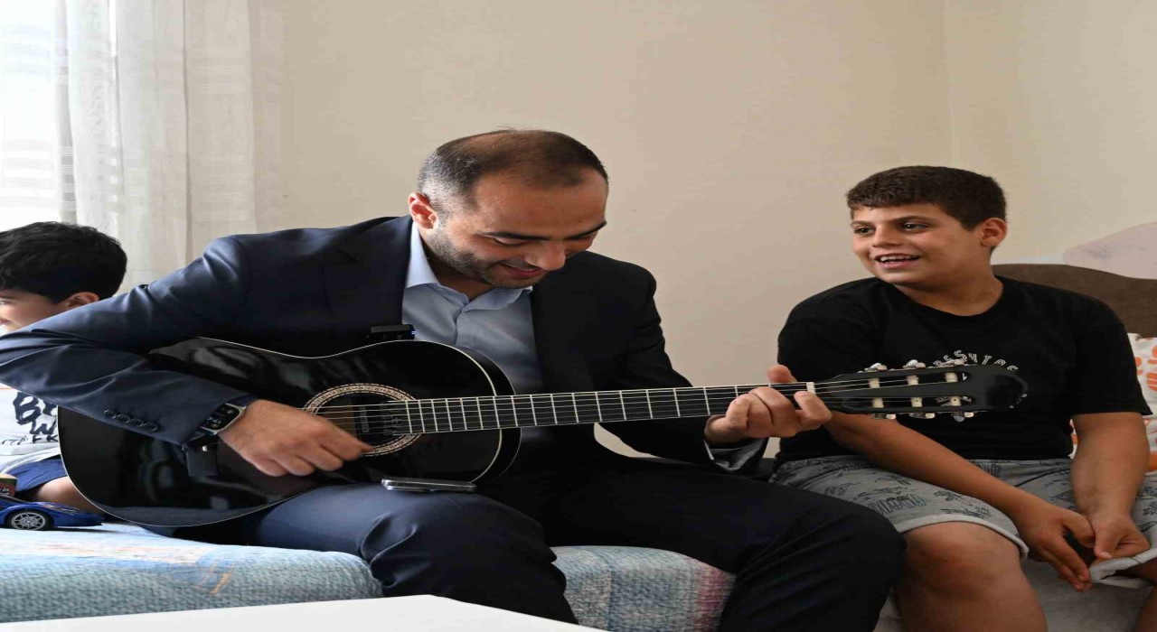 Gaziosmapaşada darbedilen özel çocuğa gitar sürprizi