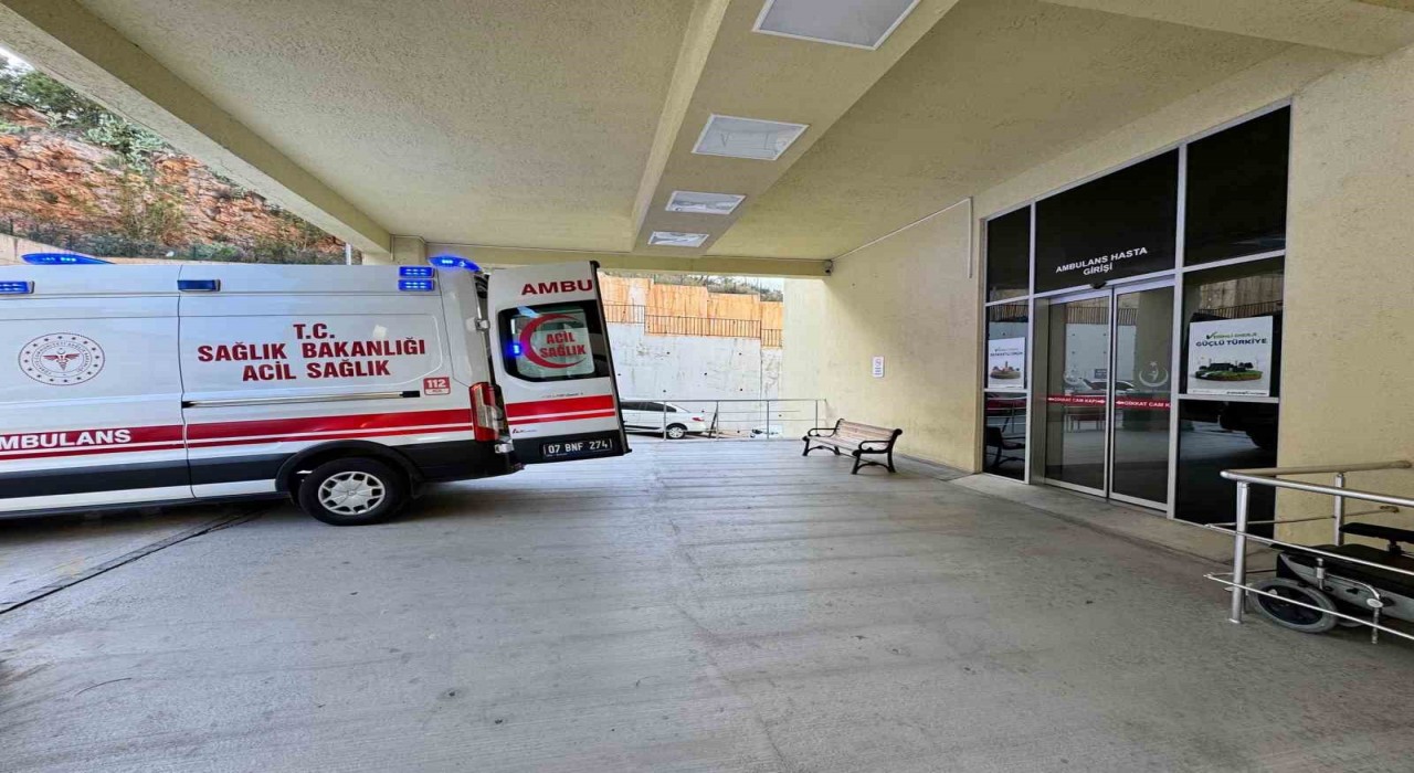 Gazipaşada inşattan düşen işçi ağır yaralandı