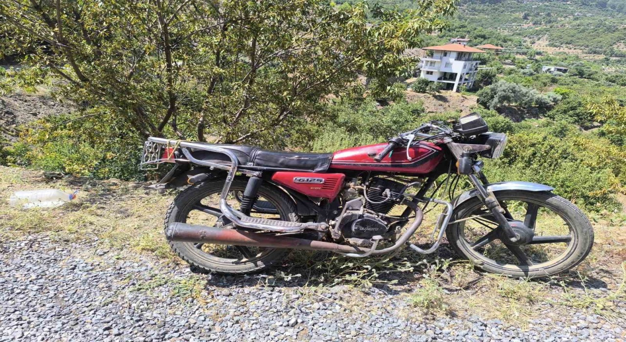 Gazipaşada yangınla mücadele eden vatandaş, su tankerinin altında kaldı