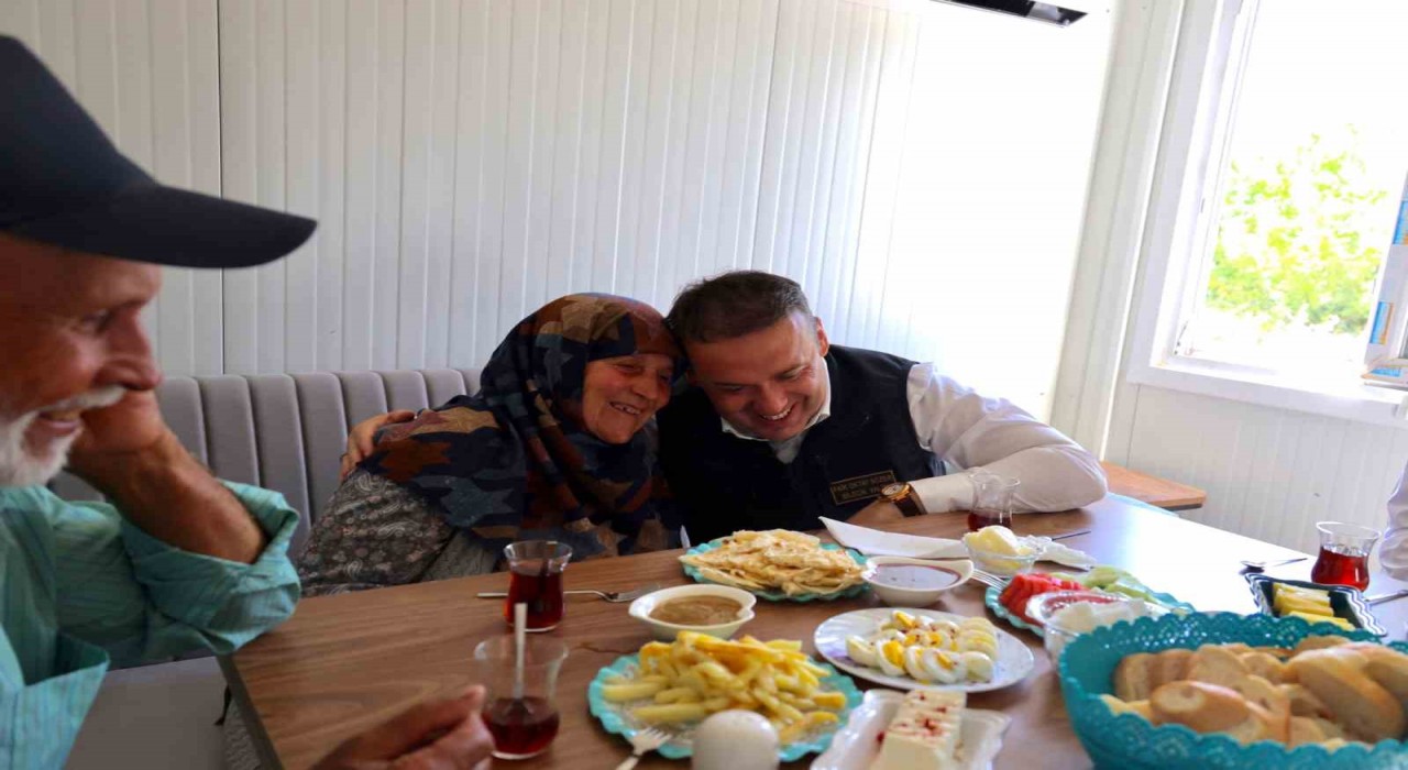 Geçici barınma merkezinde ilk sabah kahvaltısı
