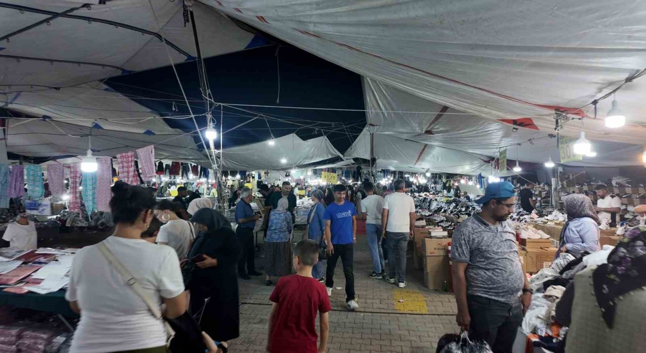 Gediz Tarhana Festivalinde Kıyafet Pazarı yoğun ilgi görüyor