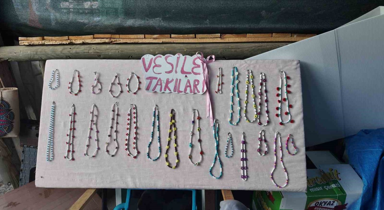 Gediz Tarhana Festivalinin en genç girişimcisi 12 yaşındaki Vesile, takılarıyla göz kamaştırıyor