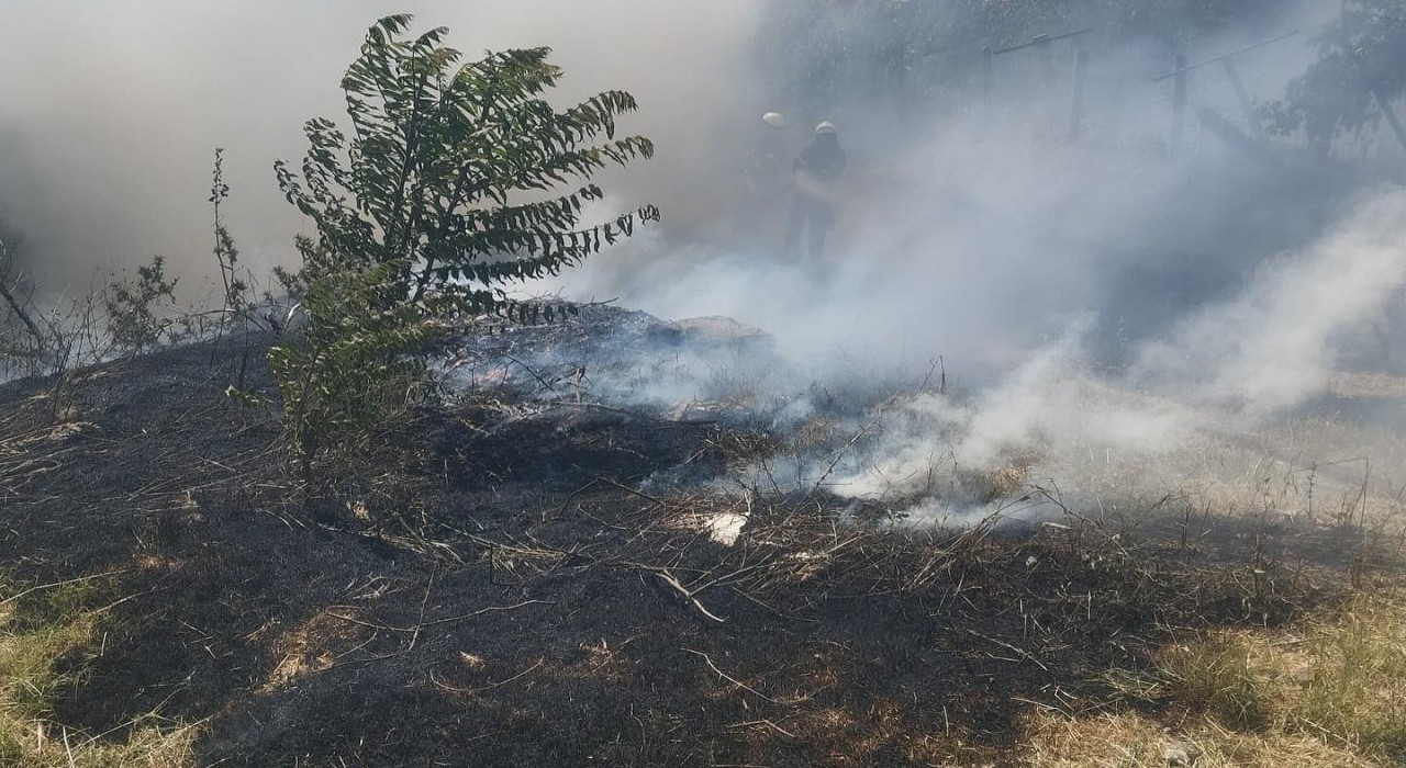 Gedizde trafo yakınında ot yangını paniğe sebep oldu