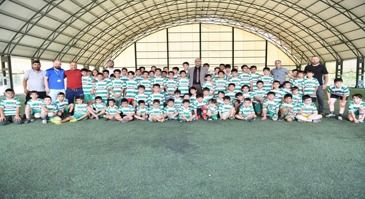Geleceğin yıldızları Yeşilyurt Belediyesi futbol kursunda yetişiyor