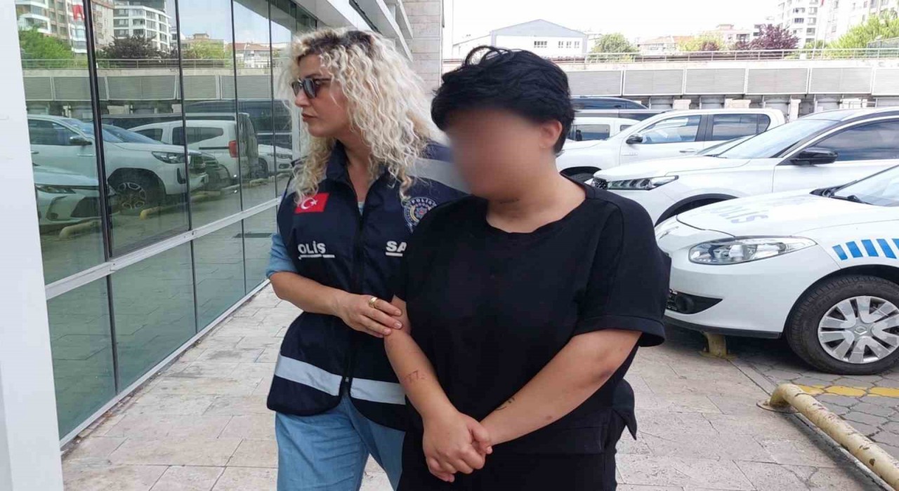 Genç kız, erkek arkadaşından ayrılmasını isteyen annesini bıçakla ağır yaraladı