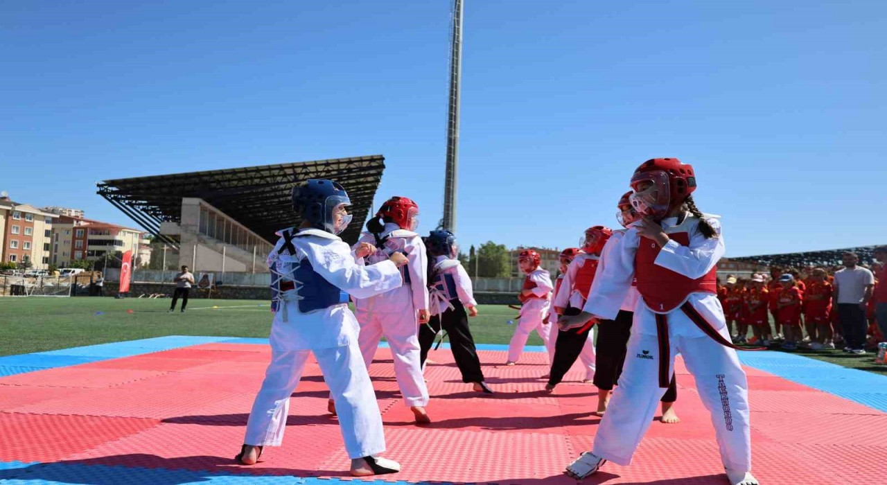 Gençliğe yatırımın kalbi Bozüyükte attı
