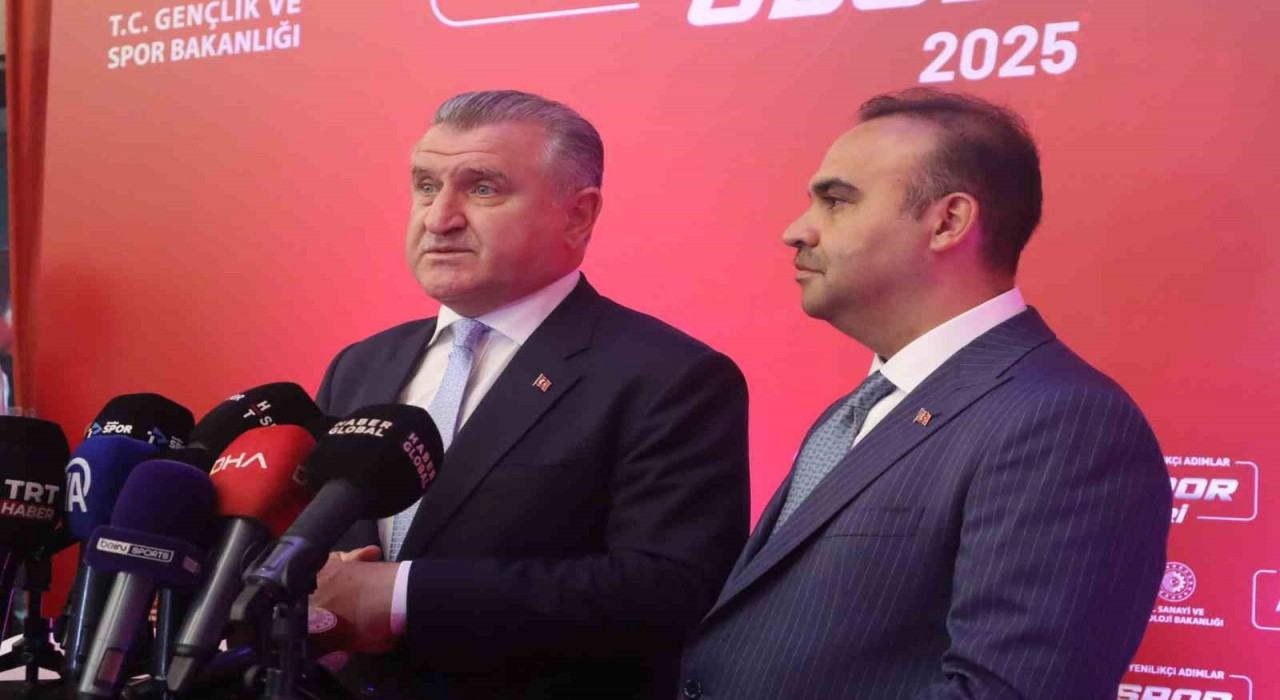 Gençlik ve Spor Bakanı Bak ile Sanayi ve Teknoloji Bakanı Kacır, Bigg Spor Ödülleri törenine katıldı