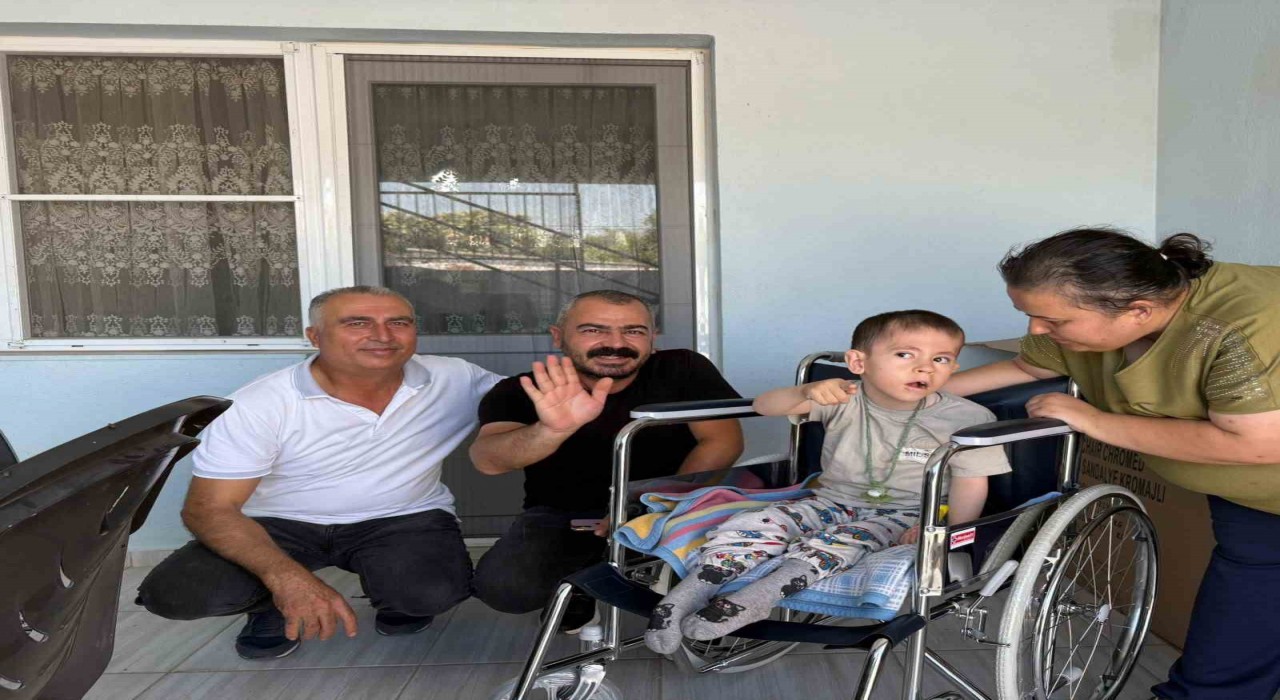 Germencik Belediyesi minik Mustafanın tekerlekli sandalyesini teslim etti
