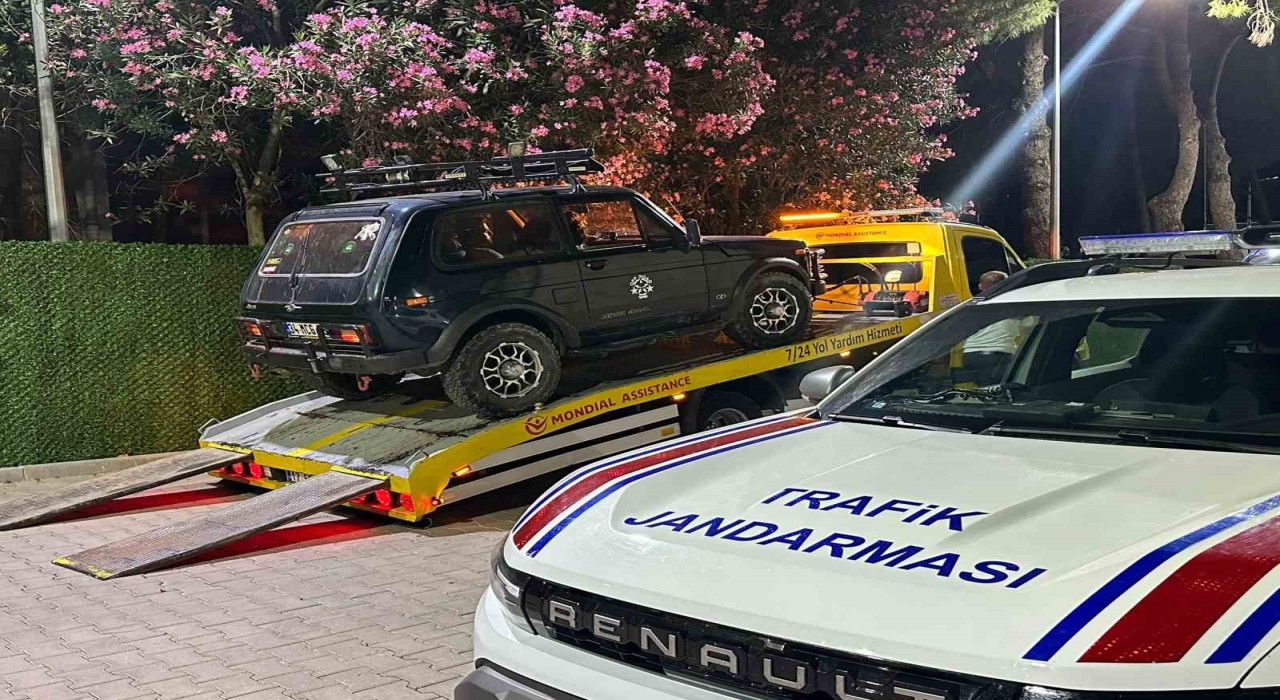 Gökçeadada tuz gölünde arazi aracıyla drift yaptı