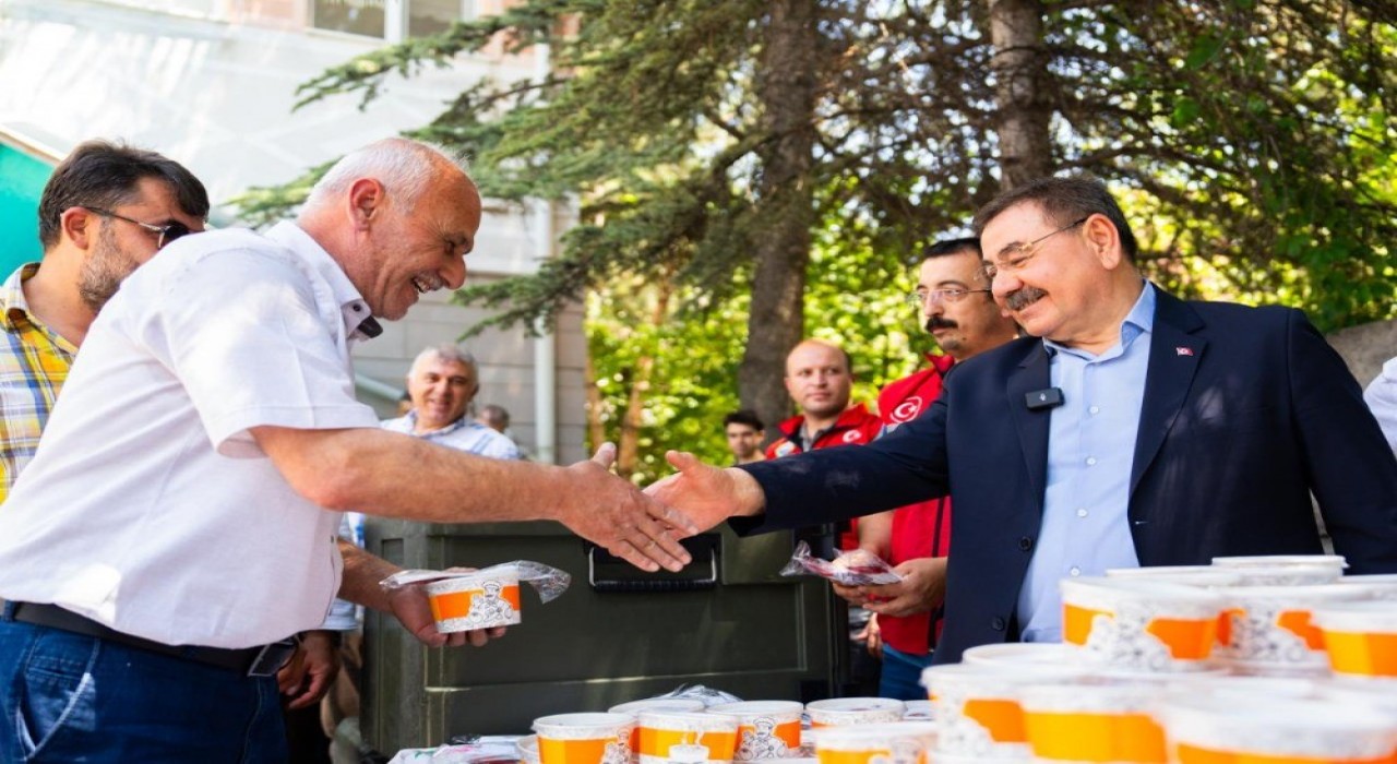 Gölbaşı Belediyesinden vatandaşlara aşure ikramı