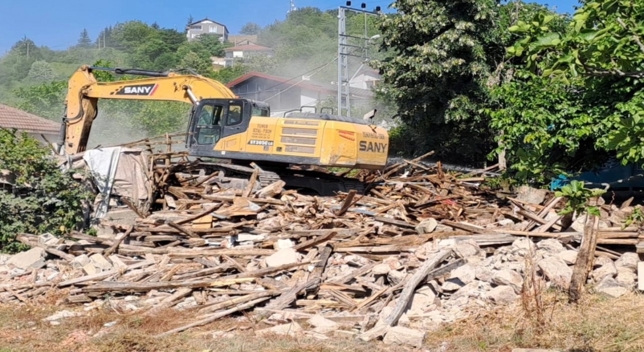 Gölcükte riskli binalar yıkılıyor