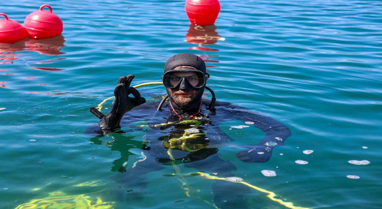 Gölün derinliklerindeki su alma hatları dalgıçlar ile temizleniyor