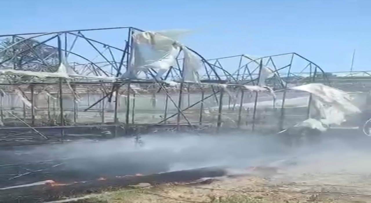 Gönende çıkan ot yangınında maddi zarar oluştu