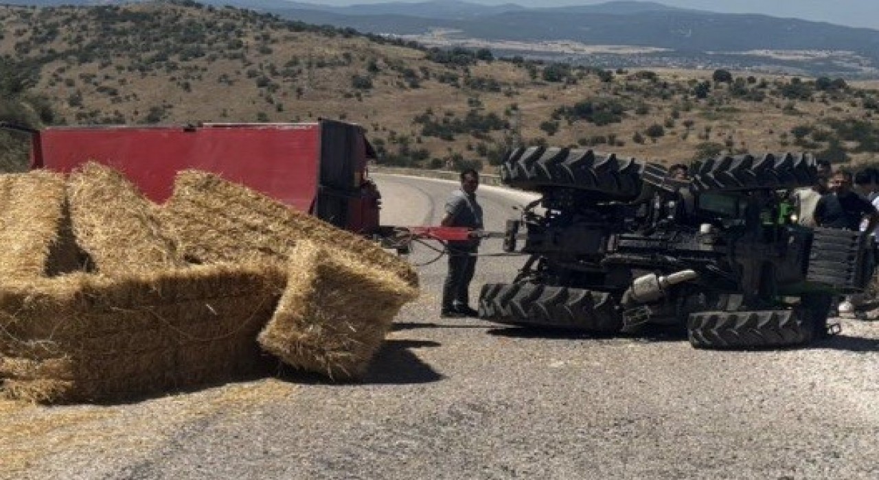 Gönende saman yüklü traktör devrildi