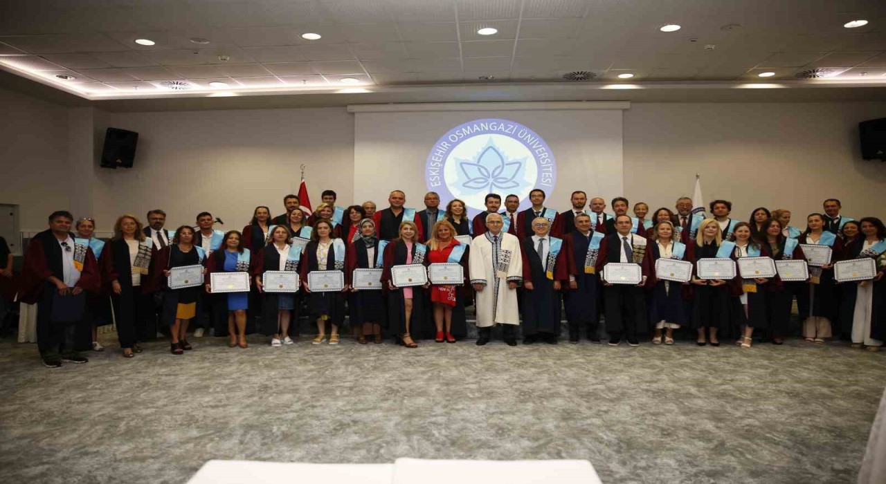 Görevde yükselerek profesör unvanı alan ESOGÜ öğretim üyeleri cübbelerini giydi