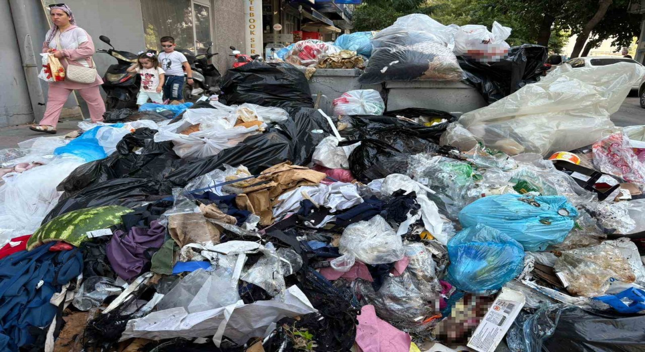 Grev olmasa da İzmirin göbeğinde sokaklar çöp dolu