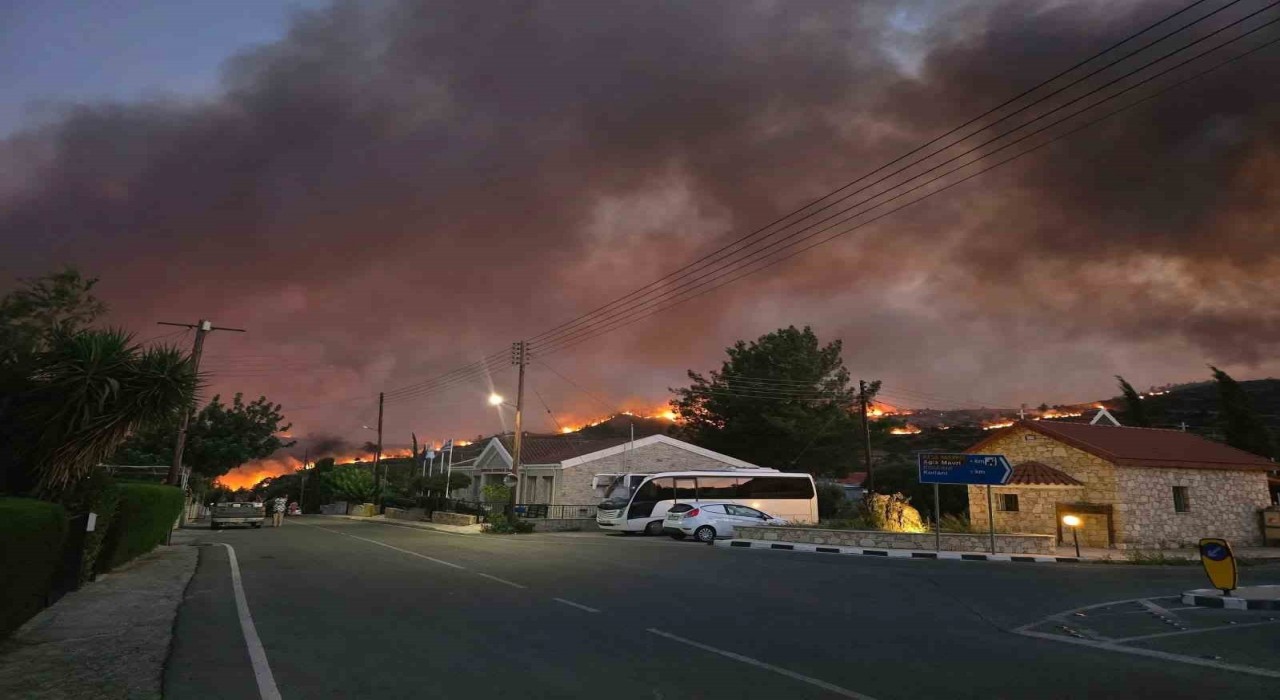 Güney Kıbrısta çıkan orman yangınlarında birçok köy tahliye edildi