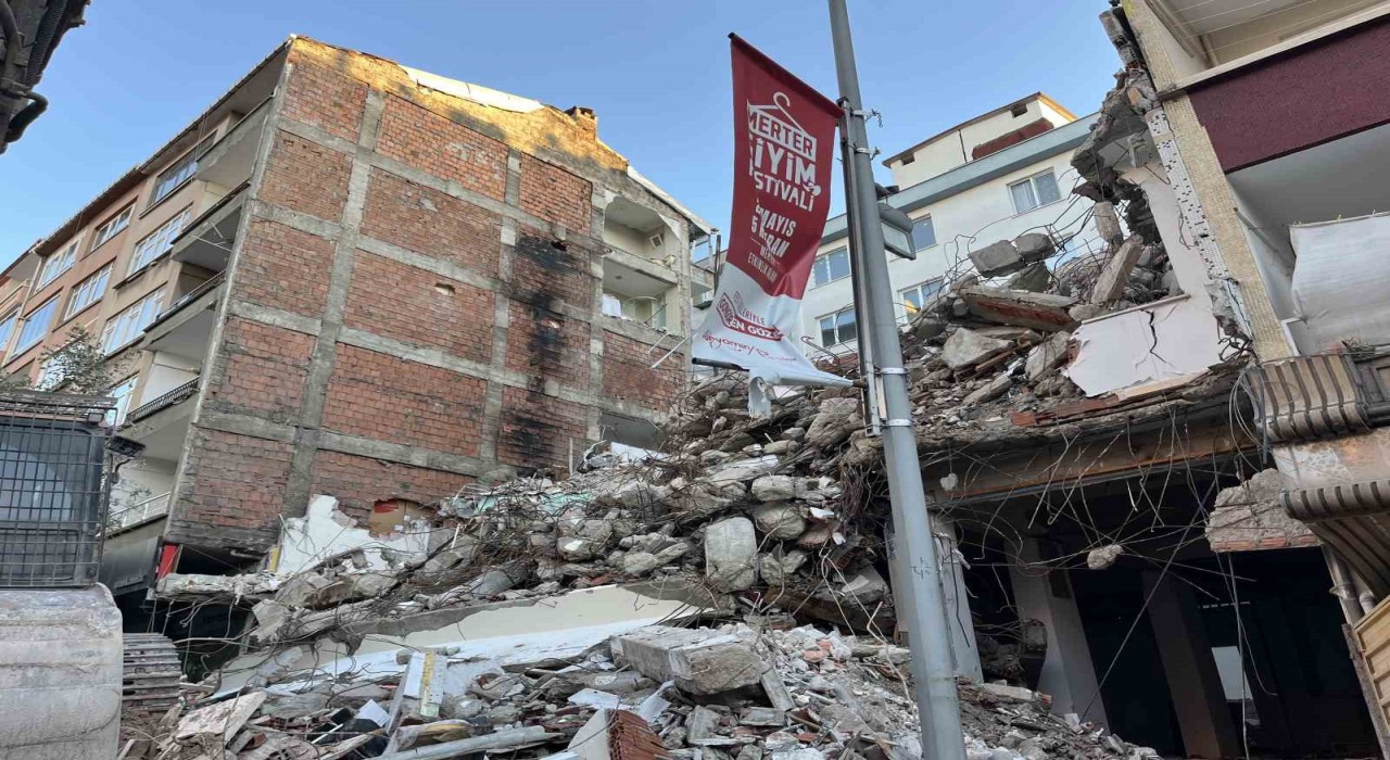 Güngörende yıkım sırasında yandaki binanın 4. ve 5. kat duvarlarının olmadığı fark edildi