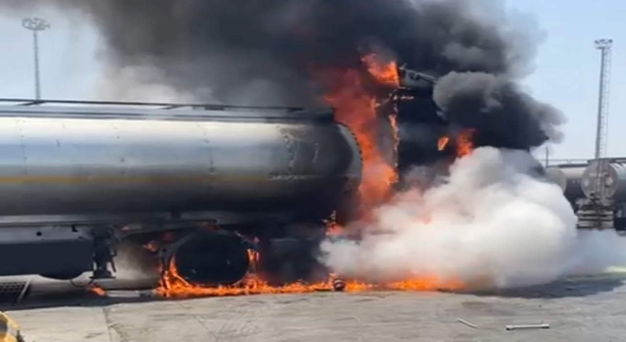 Haburda akaryakıt yüklü tanker alev alev yandı