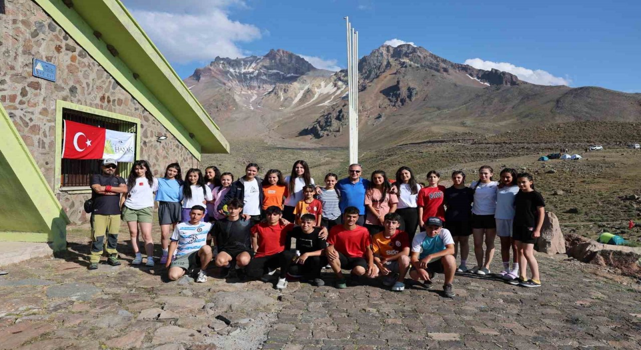 Hacıların zirvesinde azim, dayanışma ve doğa sevgisi buluştu