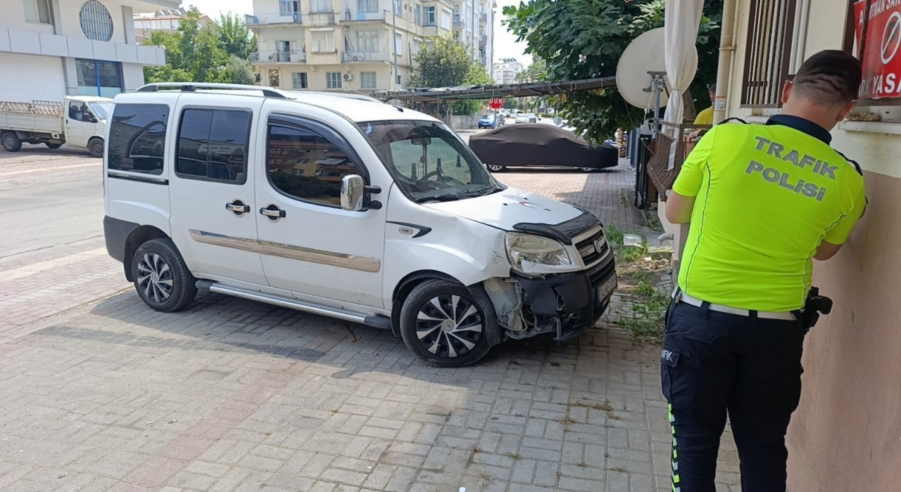 Hafif ticari aracç ile motosiklet çarpıştı: 1 yaralı