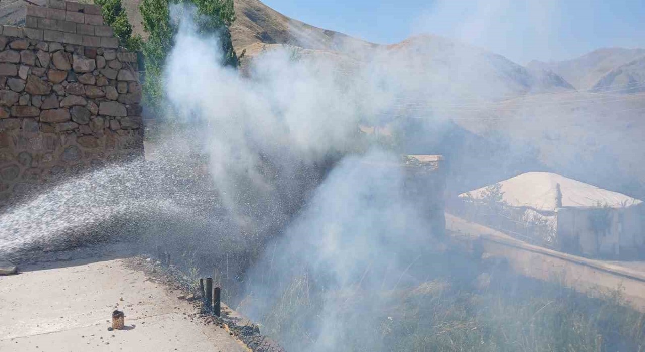 Hakkaride 2 ayrı yangına müdahale edildi