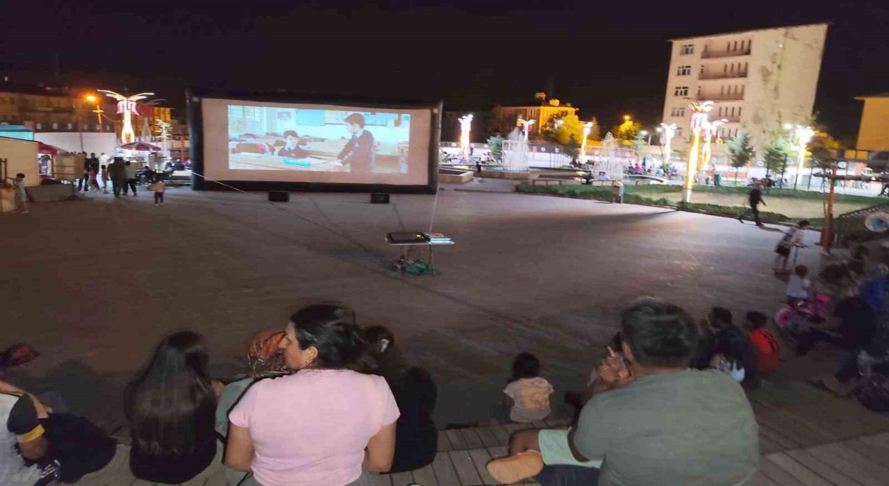 Hakkaride açık hava sinema günlerine yoğun ilgi