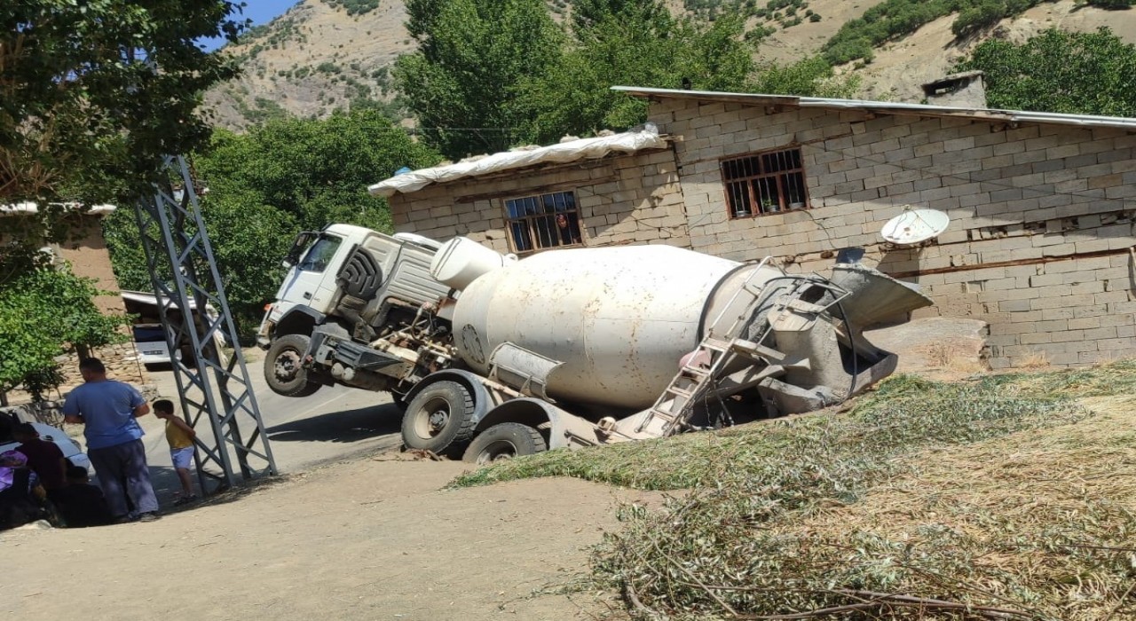 Hakkaride beton mikseri ahırın üzerine yan yattı