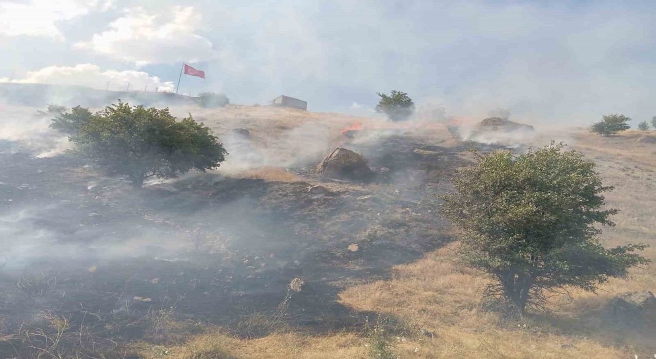 Hakkaride çıkan yangınlara müdahale edildi