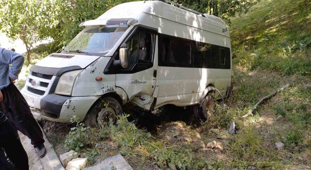 Hakkaride minibüs takla attı, 7 kişi yaralandı