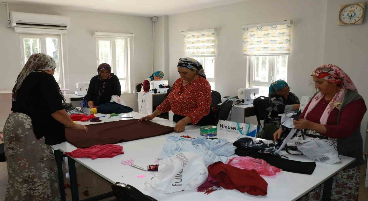 Haliliyede kadınlar hem hobi ediniyor hem ekonomiye katkı sağlıyor