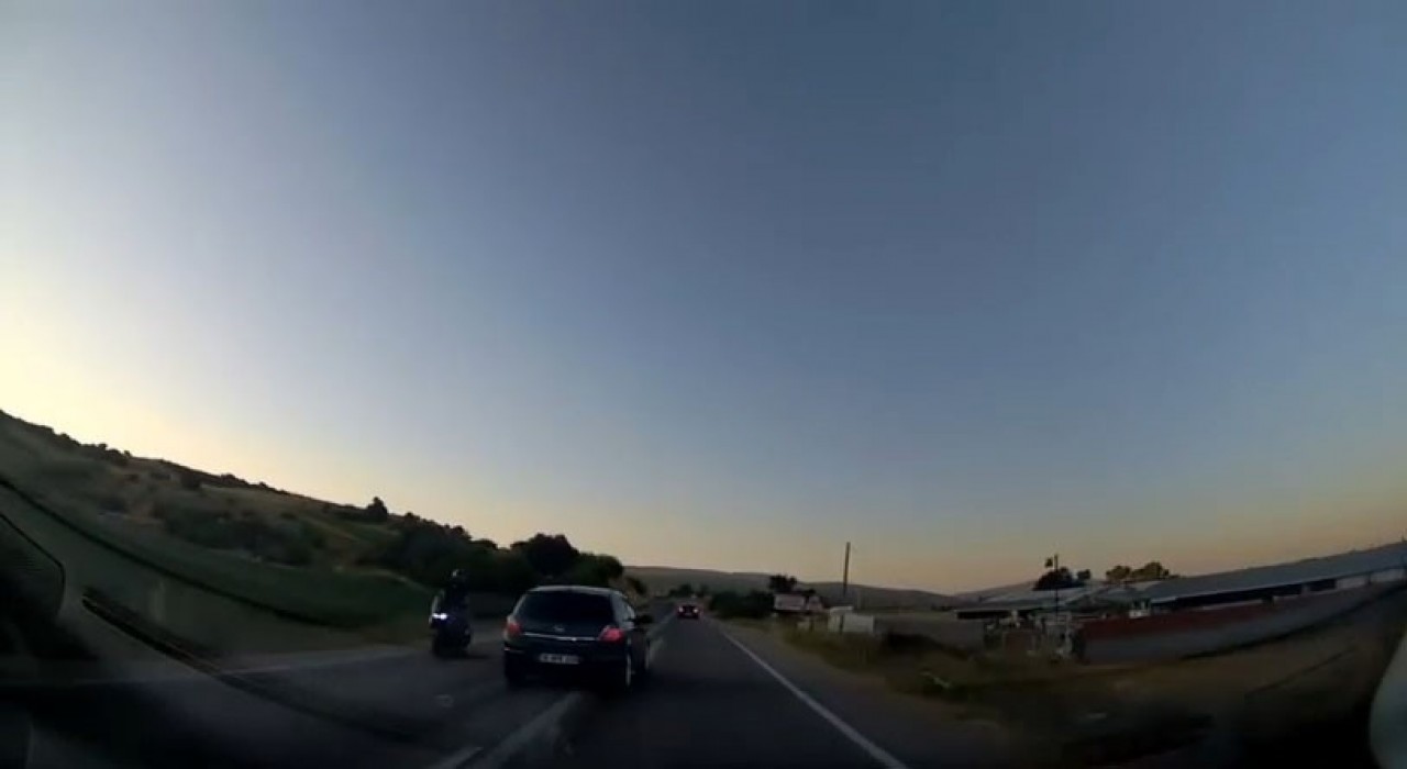 Hatalı sollama yapan otomobil motosikleti ezmekten kıl payı kurtuldu