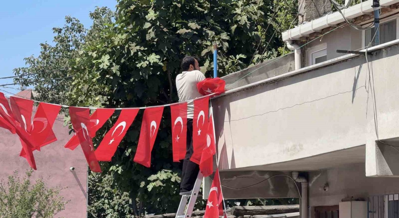 Hatay Şehidinin İstanbuldaki baba ocağı bayraklarla donatıldı
