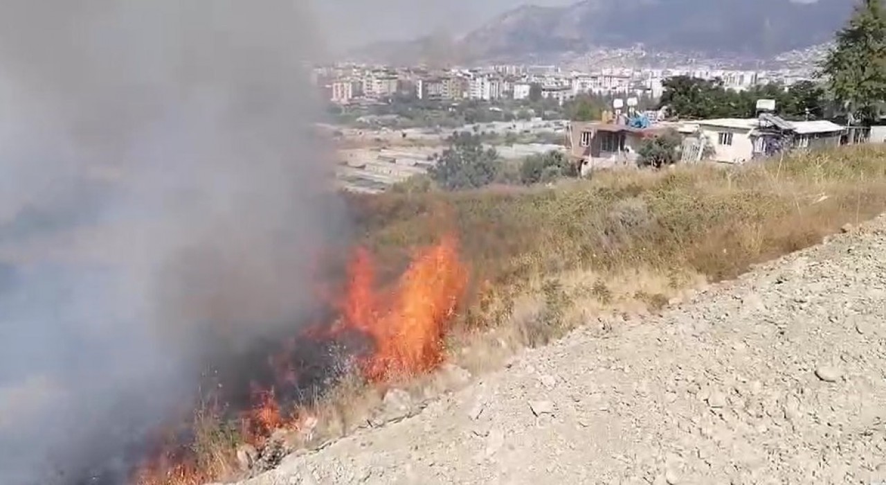 Hatayda çıkan bahçe yangını büyümeden söndürüldü