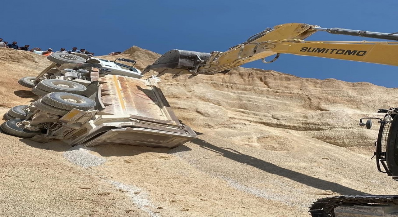 Hatayda kum ocağında çalışan kamyon devrildi: 1 yaralı