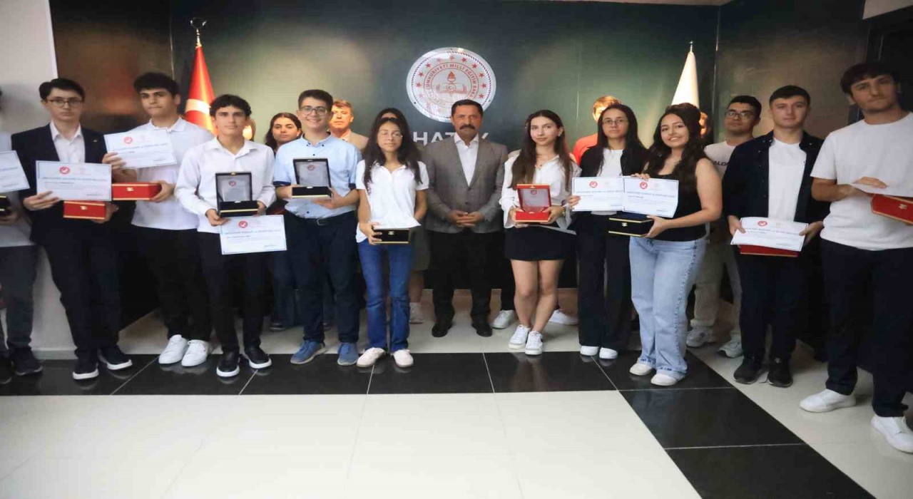 Hatayda LGS ve YKSde başarı elde eden öğrenciler depremzede vatandaşları gururlandırdılar