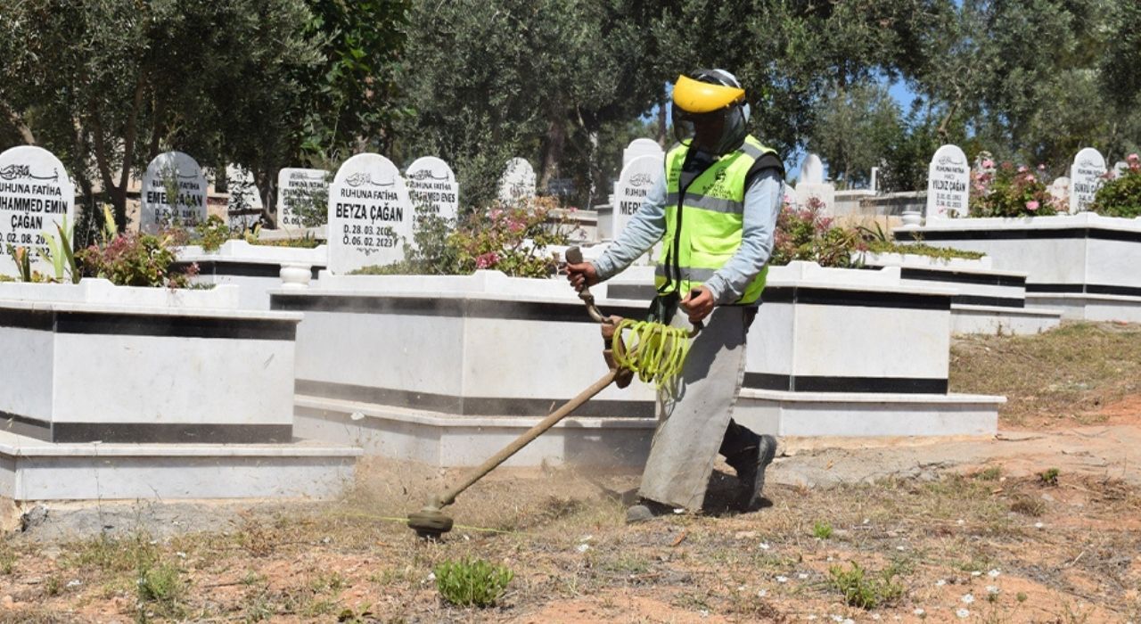 Hatay'da Mezarlıklarda Temizlik ve Bakım Seferberliği