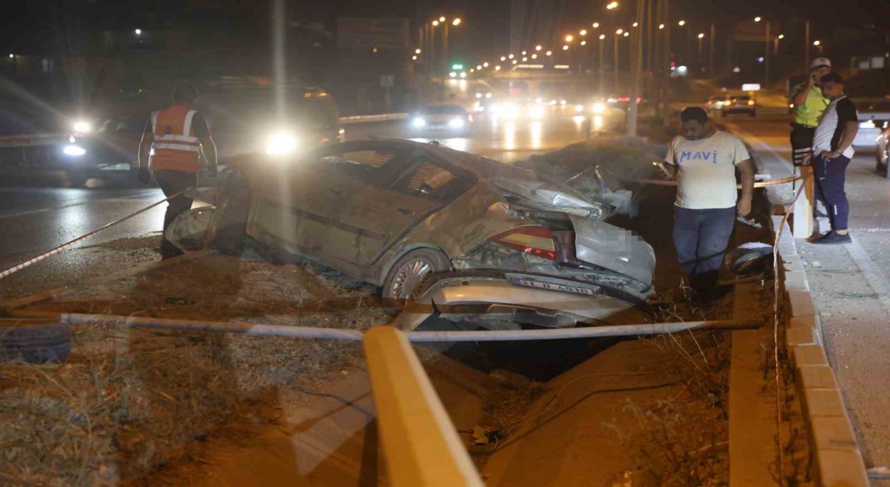 Hatayda otomobil aydınlatma direğine çarptı: 4 yaralı