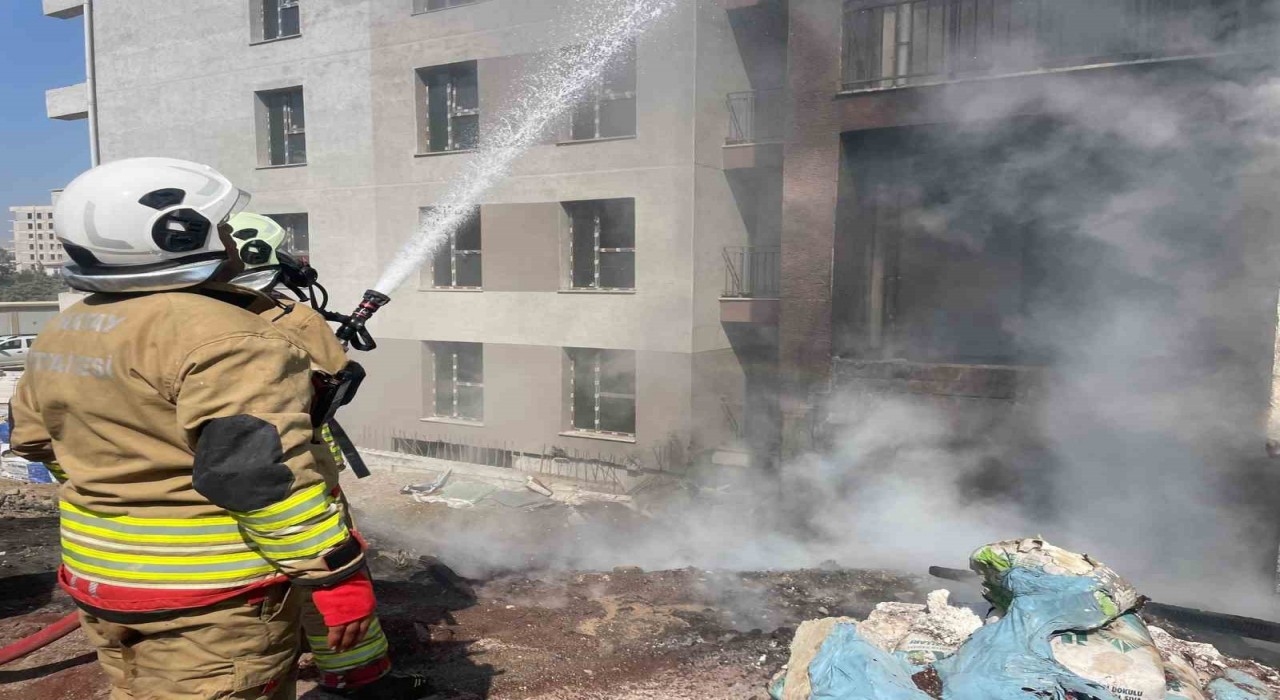 Hatayda şantiye yangını büyümeden söndürüldü