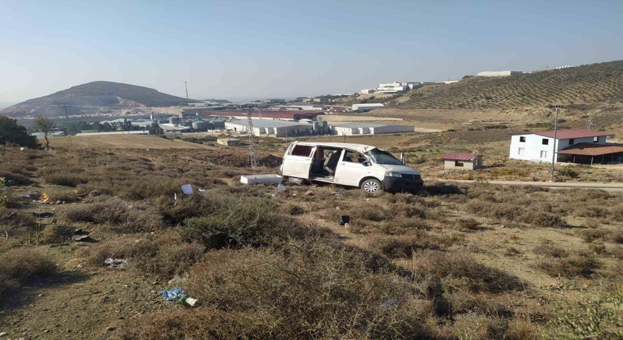 Hatayda şarampole devrilen minibüsün sürücüsü yaralandı