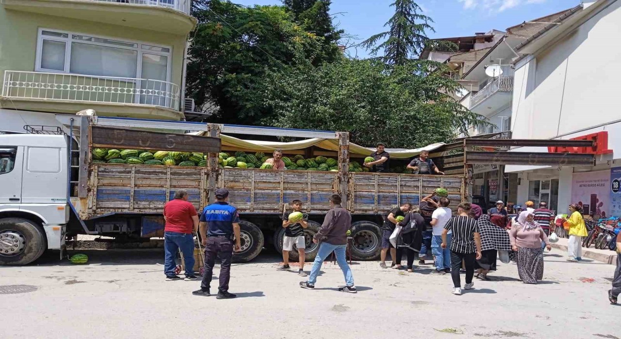 Hayırsever iş adamı vatandaşlara ücretsiz 20 ton karpuz dağıttı
