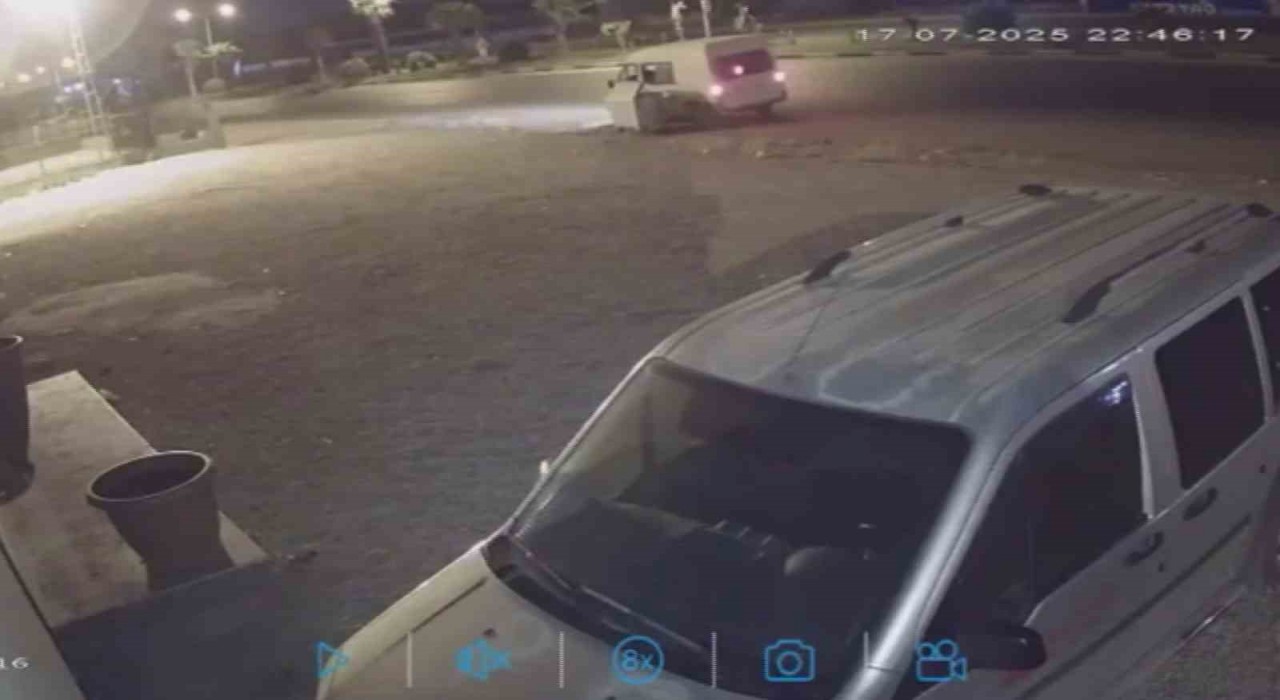 Hırsızların yol kenarında duran çöp konteynerini araca yükleyip çaldığı anlar kamerada