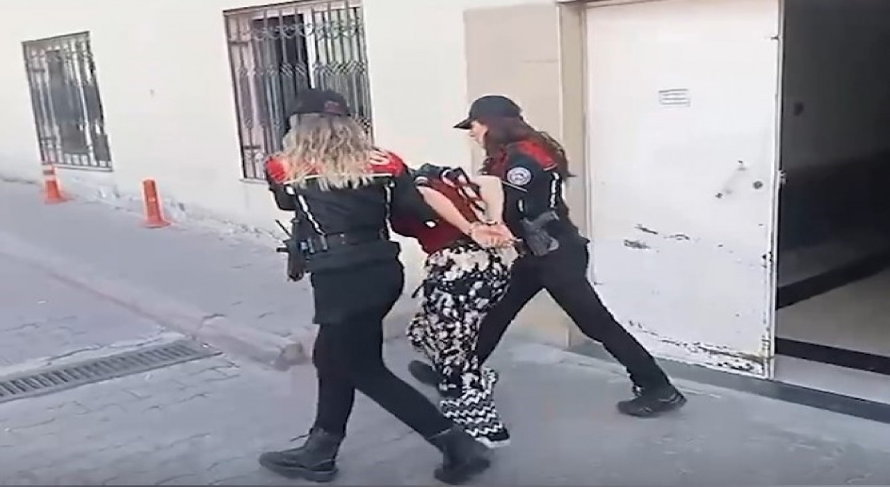 Hırsızlıktan aranan kadınlar yakalandı