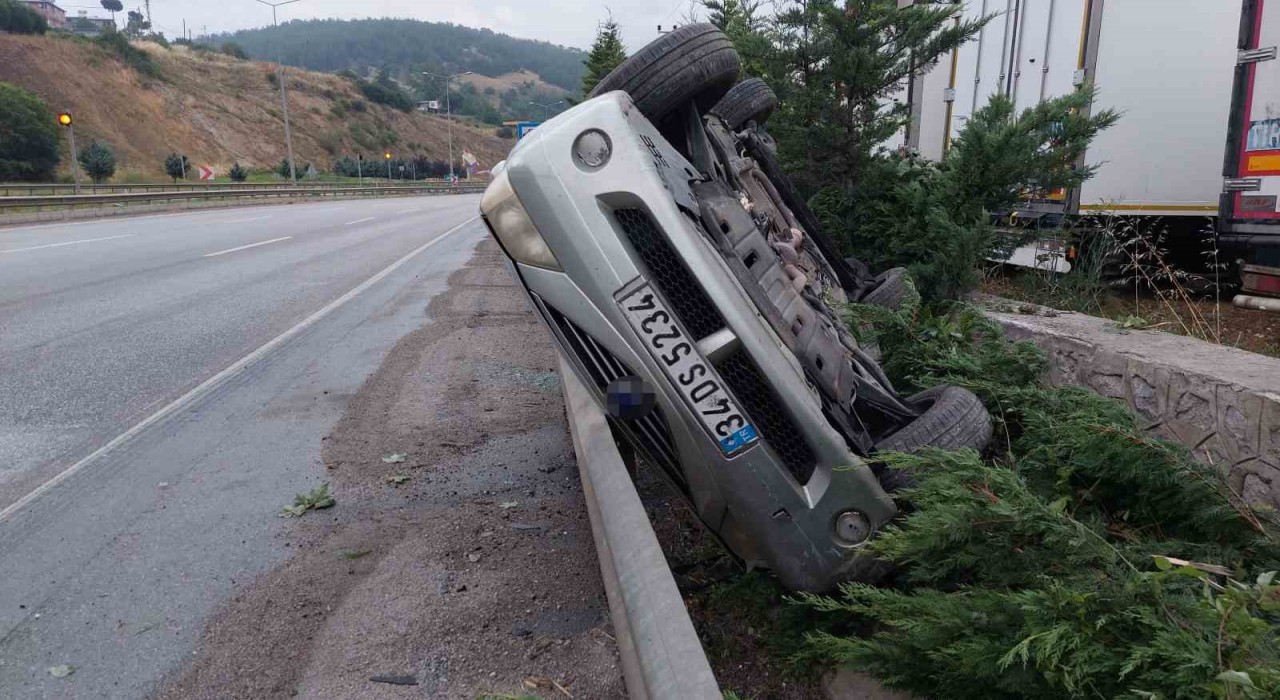 Hurdaya dönen araçtaki 4 kişi emniyet kemeri sayesinde kazayı yara almadan atlattı