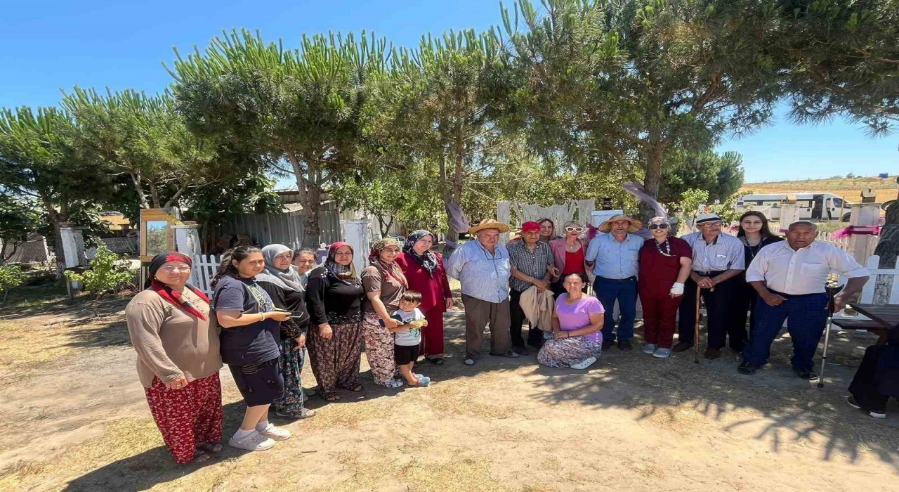 Huzurevi sakinleri lavanta tarlasına konuk oldu