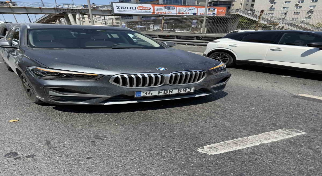 İBBye ait kamyonetten düşen çöp torbası 5 aracın kaza yapmasına neden oldu