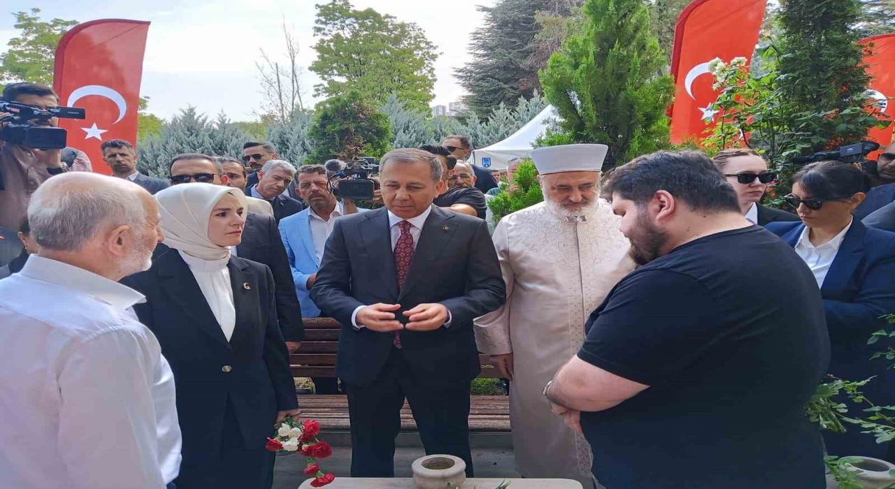 İçişleri Bakanı Yerlikaya ile Aile ve Sosyal Hizmetler Bakanı Göktaş, Karşıyaka Mezarlığında yer alan 15 Temmuz Şehitliğindeki anma törenine katıldı