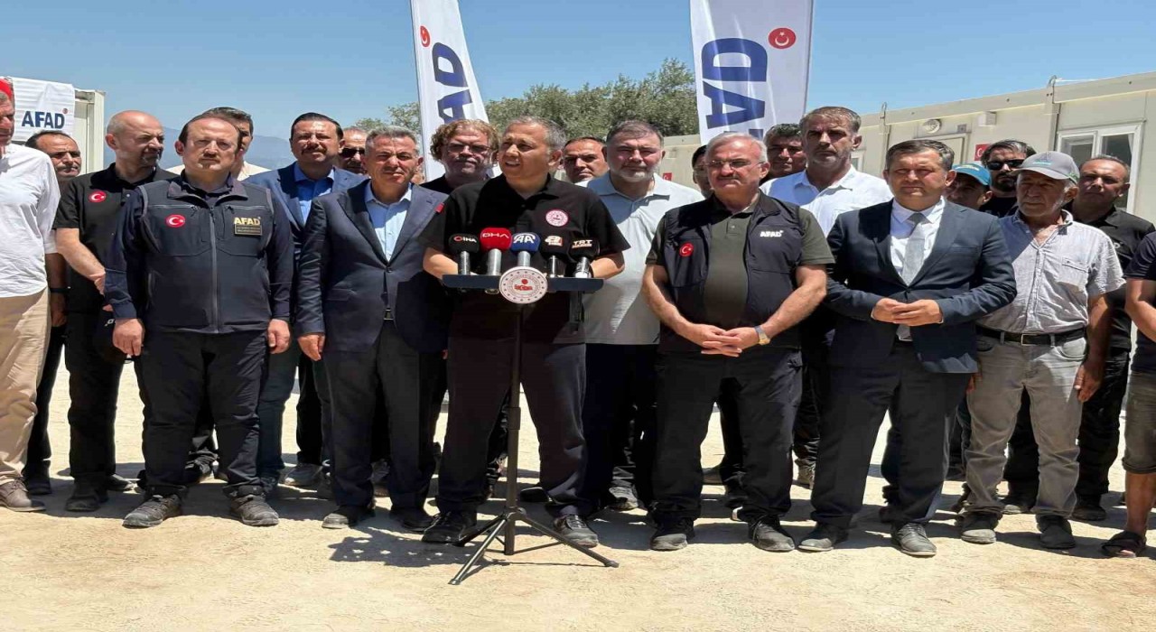 İçişleri Bakanı Yerlikaya, İzmirde yanan köyleri ziyaret etti
