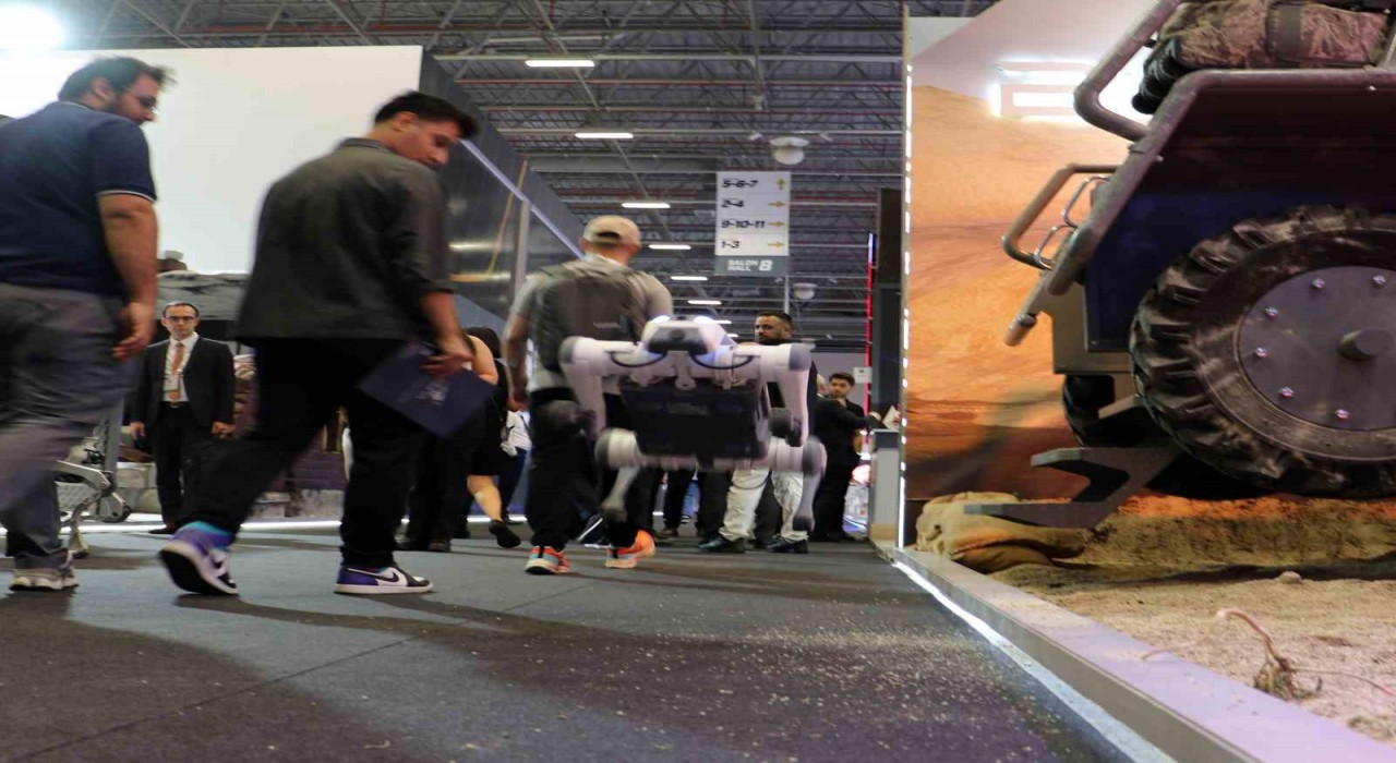 IDEFte sergilenen zıplayan, takla atan ve selam veren robot köpekler ilgi görüyor