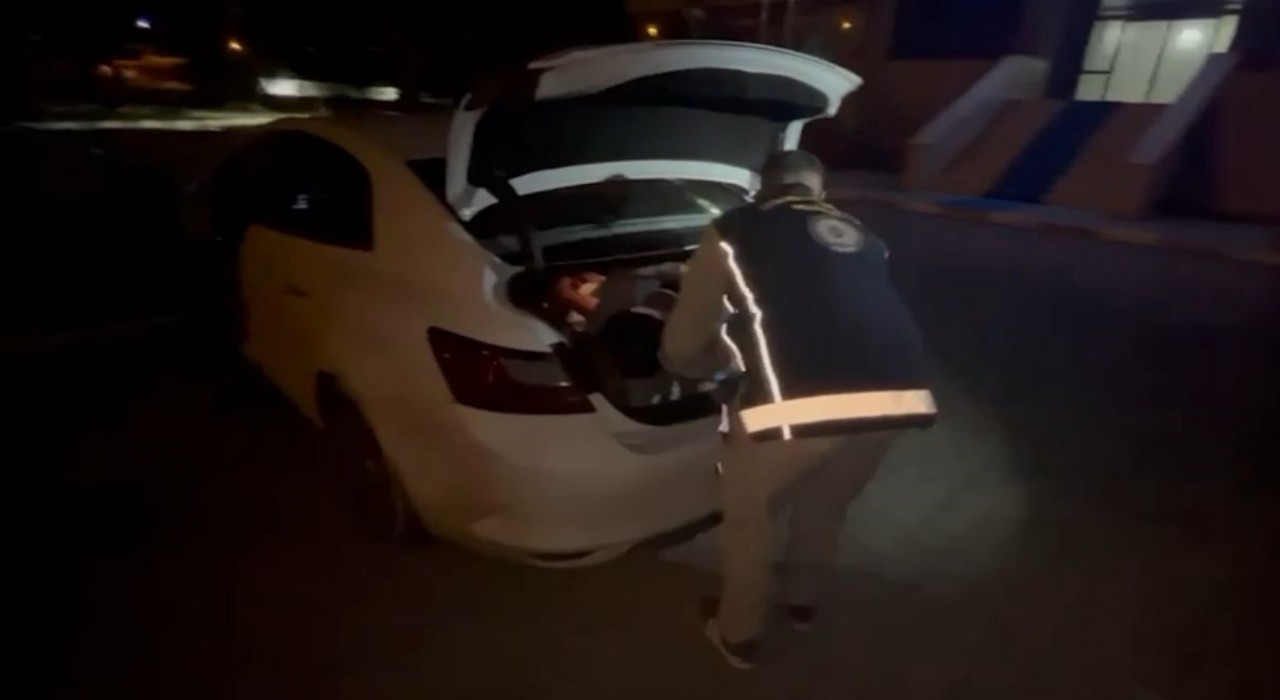 Iğdırda göçmen kaçakçılığı operasyonu: Resmi kimlik kullanan kamu görevlisi tutuklandı